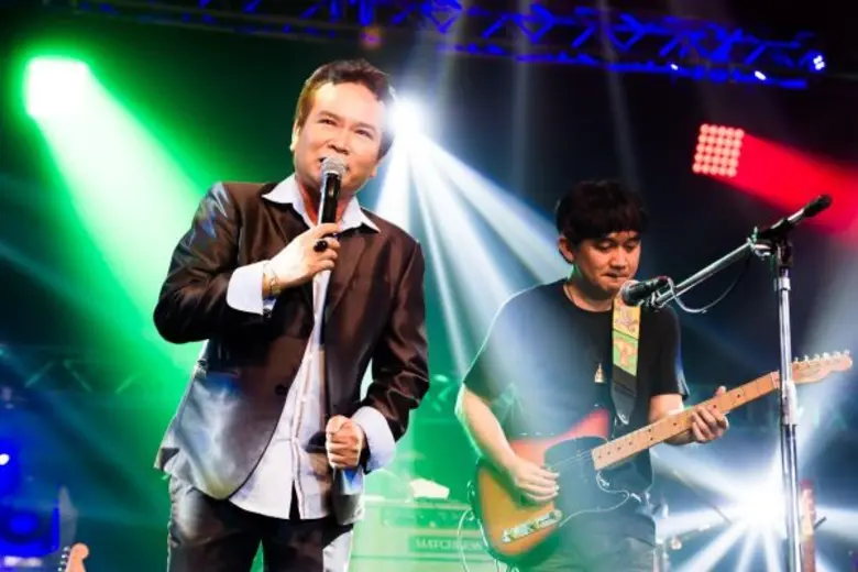 แฟนเพลง “ปู พงษ์สิทธิ์ คำภีร์” สนุก สุดฟิน กับคอนเสิร์ต สิงห์ คอร์เปอเรชั่น ถ้าคิดว่าใช่...แล้วจะรออะไร คำภีร์ ไลฟ์ ก็ใจมันบงการ”