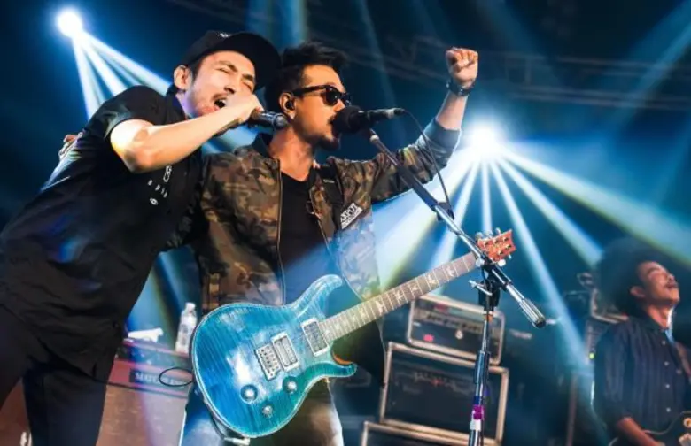 แฟนเพลง “ปู พงษ์สิทธิ์ คำภีร์” สนุก สุดฟิน กับคอนเสิร์ต สิงห์ คอร์เปอเรชั่น ถ้าคิดว่าใช่...แล้วจะรออะไร คำภีร์ ไลฟ์ ก็ใจมันบงการ”