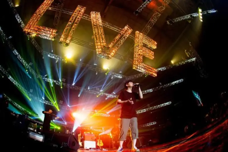 แฟนเพลง “ปู พงษ์สิทธิ์ คำภีร์” สนุก สุดฟิน กับคอนเสิร์ต สิงห์ คอร์เปอเรชั่น ถ้าคิดว่าใช่...แล้วจะรออะไร คำภีร์ ไลฟ์ ก็ใจมันบงการ”