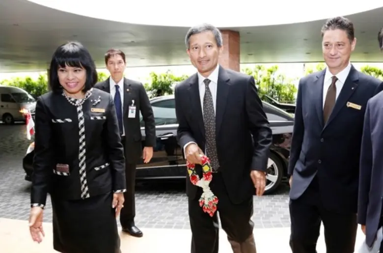 ฯพณฯ ดร. วิเวียน บาลากริชนัน (กลาง) รัฐมน...