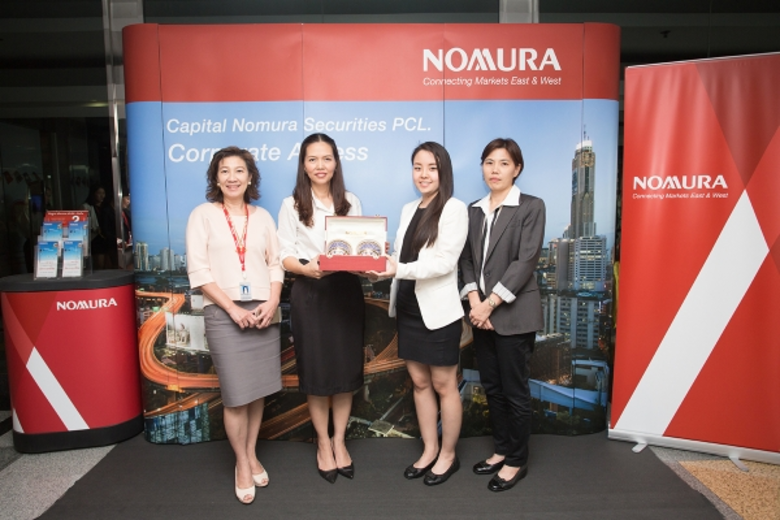 นางปัทมา เล้าวงษ์ (ที่2จากซ้าย) รองกรรมกา...