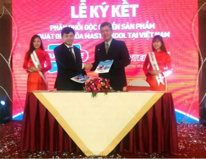 นายนพชัย วีระมาน (ที่2จากขวา) กรรมการผู้จ...