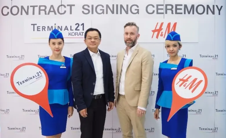 นายประเสริฐ ศรีอุฬารพงศ์ (ซ้าย) กรรมการผู...