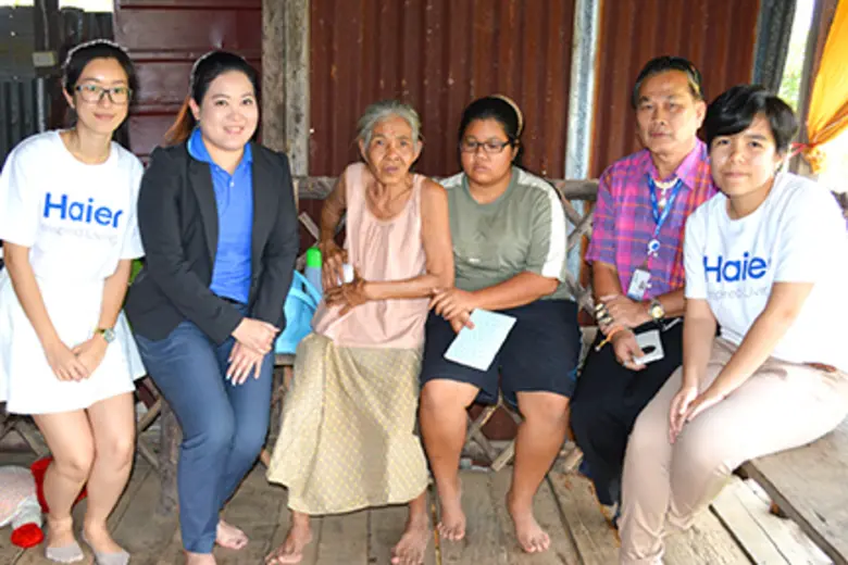 นางสาวประภัสสร สุภาพ (ที่ 2 จากซ้าย) ผู้ช...