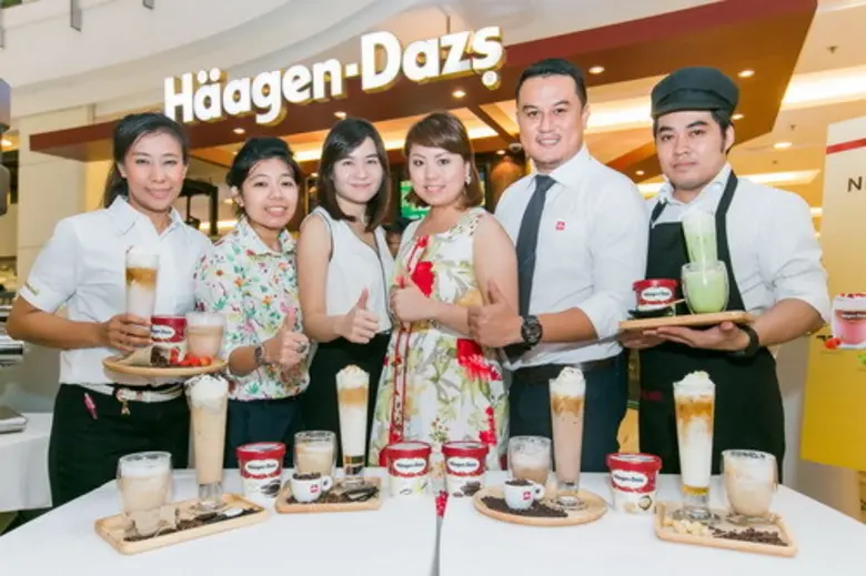 ณภัชกมล วัชรีวงศ์ ณ อยุธยา(ที่สามจากขวา) ...