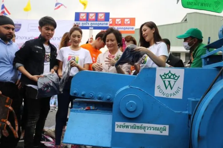 ก.พาณิชย์ฯ นำศิลปินดาราช่อง8 กุ้ง-โบว์ลิ่ง-ยีนส์ ทำลายของกลาง ละเมิดลิขสิทธิ์ ประเทศชาติเสียหาย นับพันล้าน