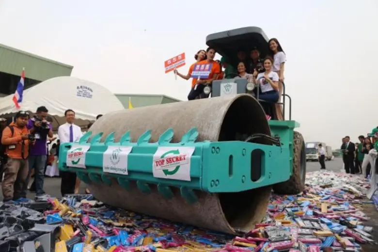 ก.พาณิชย์ฯ นำศิลปินดาราช่อง8 กุ้ง-โบว์ลิ่ง-ยีนส์ ทำลายของกลาง ละเมิดลิขสิทธิ์ ประเทศชาติเสียหาย นับพันล้าน