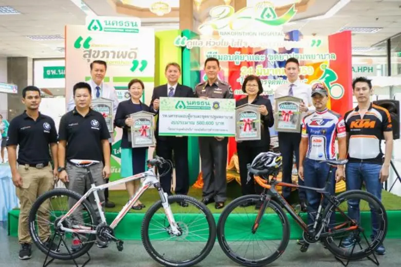 นายธวัชชัย ทองสิมา (ที่ 5 จากซ้าย) ผู้อำน...