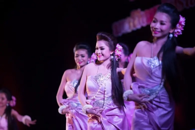 ราชภัฏโคราช โชว์ศักยภาพการประดิษฐ์ท่ารำของนักศึกษา จัดการแสดงนาฎศิลป์นิพนธ์อย่างยิ่งใหญ่