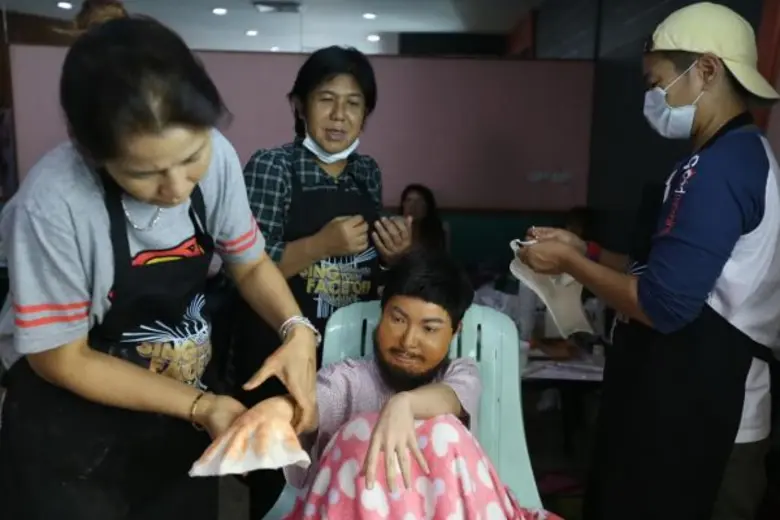 ทีวีไกด์: รายการ “เปลี่ยนหน้า...ท้าโชว์ SING YOUR FACE OFF ซีซั่น 2” “ต้นหอม – นุ้ย – กรีน – โหน – โบว์ – บอส” ทุ่มสุดตัว!!! พร้อมใจกันข้ามเพศ เปลี่ยนโฉมหล่อหน้าติดเอฟเฟค เพื่อการกุศล ประเดิมเทปแรกเสาร์ที่ 9 เม.ย.นี้ ทางช่อง 7