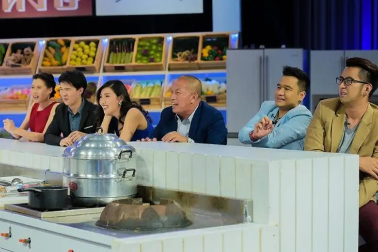 ทีวีไกด์: รายการ “เชฟกระทะเหล็ก กับโรงเรียนกระทะเหล็ก” (Cooking with Iron Chef) “เชฟบุญธรรม” งัดวัตถุดิบ “ใหญ่ ยาว ลื่น” เปิดห้องเรียนสอนเนรมิตเมนู..รับวันหยุด!