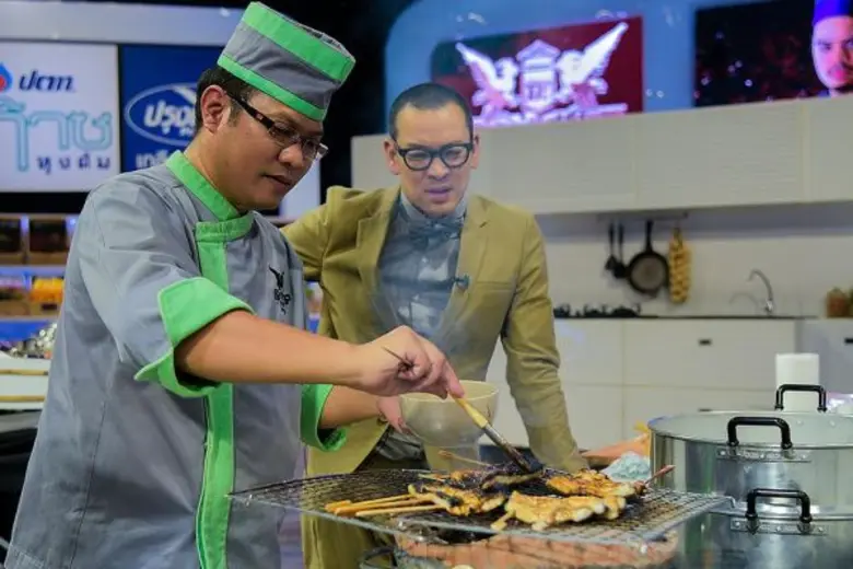 ทีวีไกด์: รายการ “เชฟกระทะเหล็ก กับโรงเรียนกระทะเหล็ก” (Cooking with Iron Chef) “เชฟบุญธรรม” งัดวัตถุดิบ “ใหญ่ ยาว ลื่น” เปิดห้องเรียนสอนเนรมิตเมนู..รับวันหยุด!