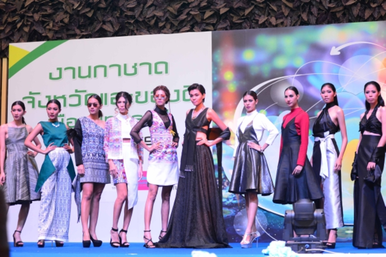 10 ชุด และ 1 ชุดฟินาเล่ ผลงาน นักศึกษาชั้...