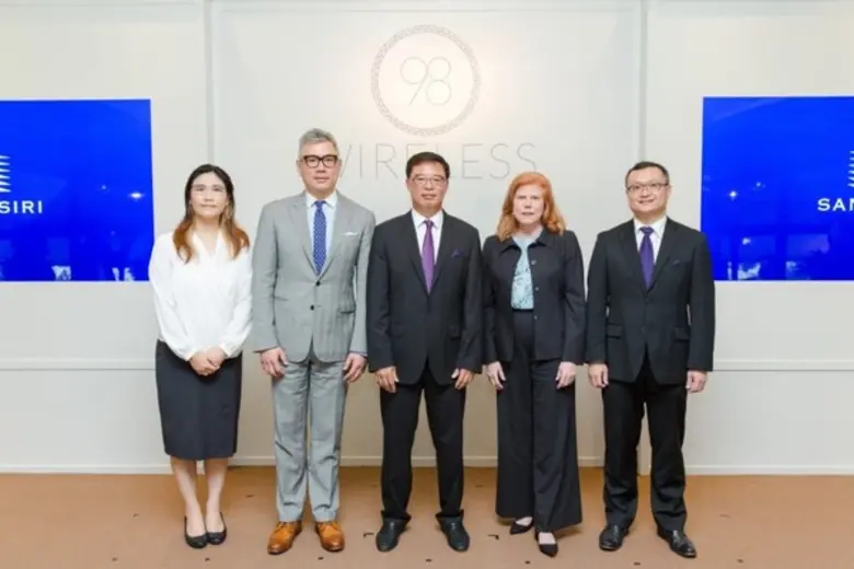 คุณอภิชาติ จูตระกูล (กลาง) ประธานอำนวยการ...