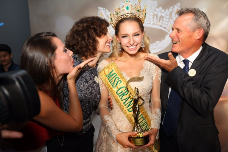“ณวัฒน์” สร้างประวัติศาสตร์ มิสแกรนด์ 77 จังหวัด!ทุ่มงบเพิ่มรางวัลทุกตำแหน่งกว่า 10 ล้านบาท ประกาศมอบทุนการศึกษา มิสแกรนด์ ไทยแลนด์ เรียนจนจบ “ปริญญาเอก” ฟรี!