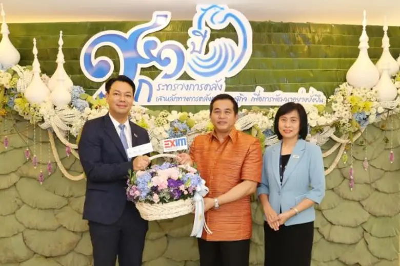 นางวรรธนา มงคลศรี (ขวา) รองกรรมการผู้จัดก...