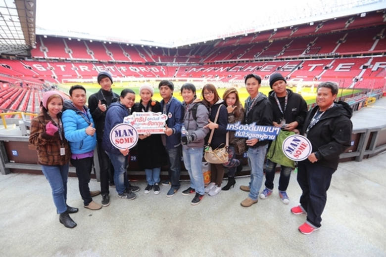 แมนซั่มนำ 12 ผู้โชคดีจากแคมเปญ “ทริปสุดมันส์ตะลุยแดนอังกฤษ” เหินฟ้าชมฟุตบอลคู่ดาร์บี้แมทช์ พร้อมทัวร์สนามดังและกินดื่มเที่ยวจุใจ