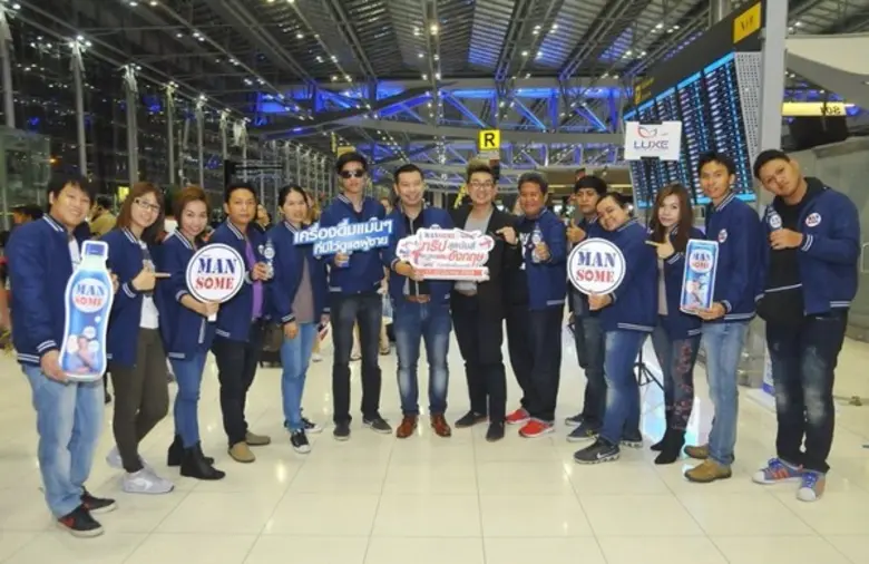 แมนซั่มนำ 12 ผู้โชคดีจากแคมเปญ “ทริปสุดมันส์ตะลุยแดนอังกฤษ” เหินฟ้าชมฟุตบอลคู่ดาร์บี้แมทช์ พร้อมทัวร์สนามดังและกินดื่มเที่ยวจุใจ