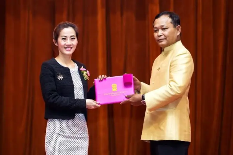 พลเอก ดาว์พงษ์ รัตนสุวรรณ (ขวา) รัฐมนตรีว...