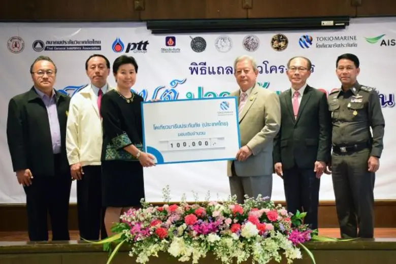 คุณเพ็ชร นุชจาวิทยาพร (ที่ 3 จากซ้าย) รอง...