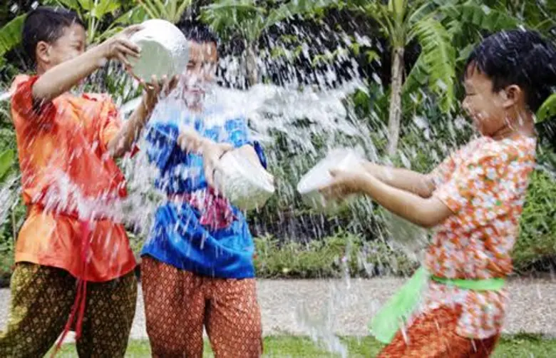 เพื่อต้อนรับเทศกาลสงกรานต์ และร่วมฉลองปีใ...