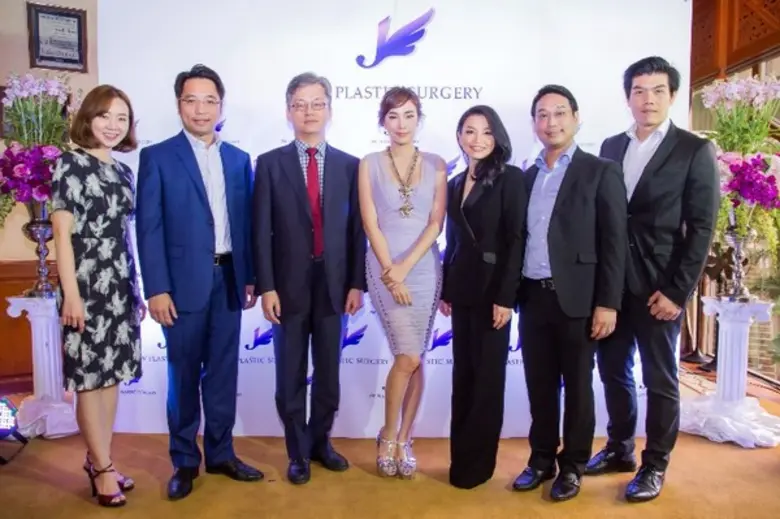 ในงานเปิดตัวศูนย์ศัลยกรรมครบวงจรใหม่ล่าสุ...