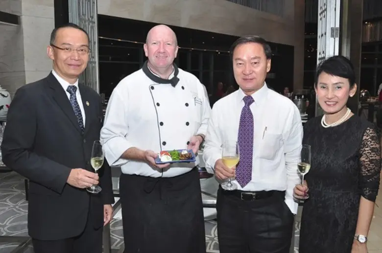 เทอดศักดิ์ ปวิธพาณิชย์ (ซ้าย) ผู้อำนวยการ...