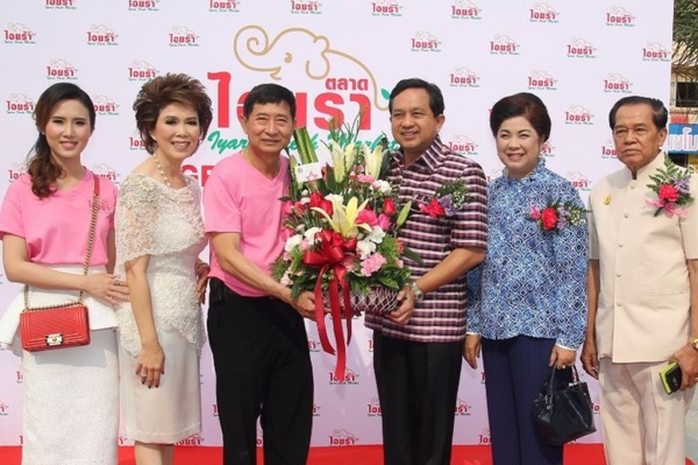 นายสุรชัย ขันอาสา (ที่ 3 จากขวา) ผู้ว่ารา...