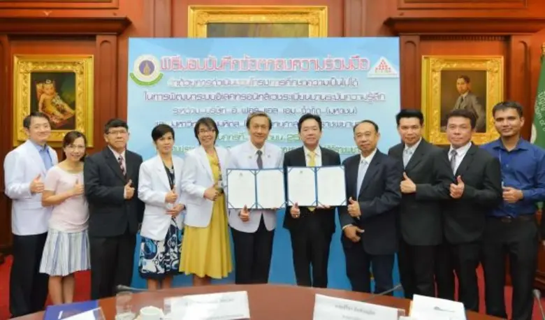 คุณปรีชา นันท์นฤมิต ประธานกรรมการ พร้อมด้...