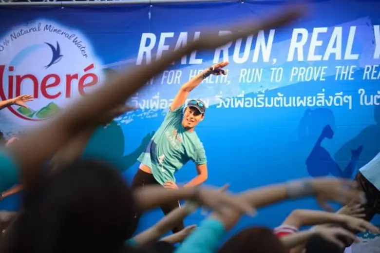'นาวิน ต้าร์’ โชว์ฟิตนำทีมวิ่ง สร้างกระแสซดน้ำแร่ เพื่อสุขภาพ!! พร้อมทิ้งท้ายคำคม
