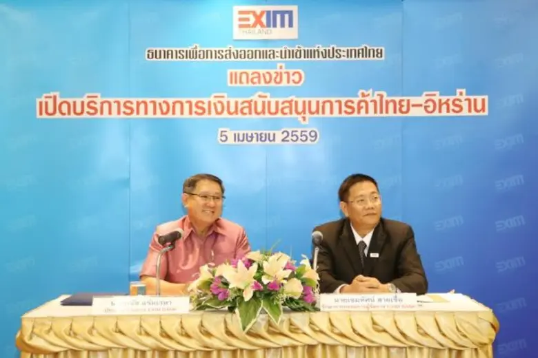 นายมนัส แจ่มเวหา (ซ้าย) ประธานกรรมการ ธนา...