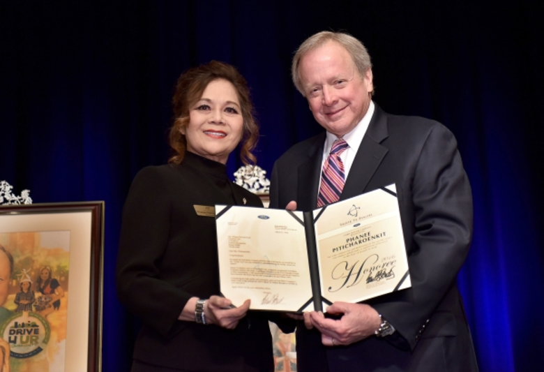 ฟอร์ด มอเตอร์ คัมปะนี มอบรางวัลอันทรงเกีย...