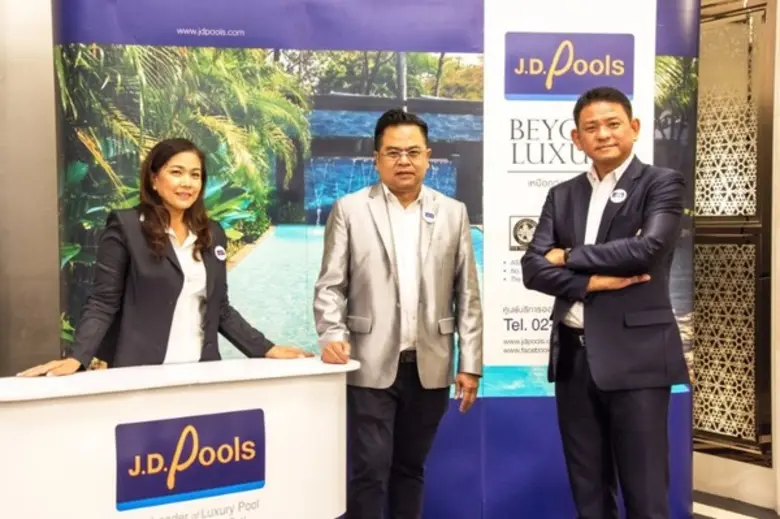 นายธนูศักดิ์ พึ่งเดช (ขวา)ประธานกรรมการบร...