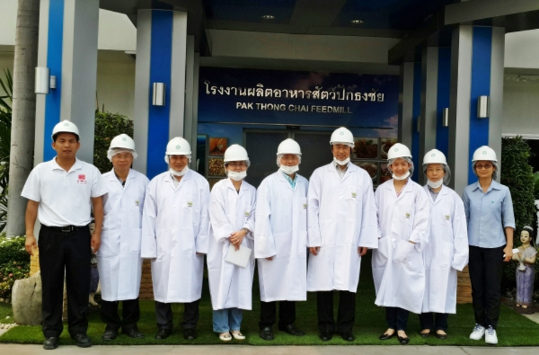 นพ.ชาญวิทย์ ตรีพุทธรัตน์(ที่ 4 จากขวา) อา...