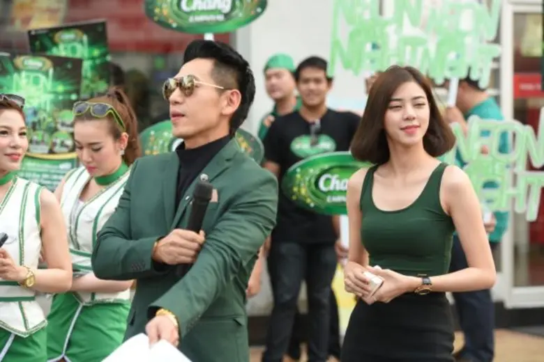 ยิ่งกว่ามรสุมกระหน่ำ เพชรจ้า-นิวเคลียร์ คู่แล้วไม่แคล้วกัน ประเดิมออกงานคู่ครั้งแรกตอกย้ำรักนี้มาราธอน ร่วมโรดโชว์ช้างคาร์นิวัล นีออนเดอะไนท์กันอีกครั้ง วันที่  8-9 เมษายน นี้ ที่สุราษฎร์ธานี