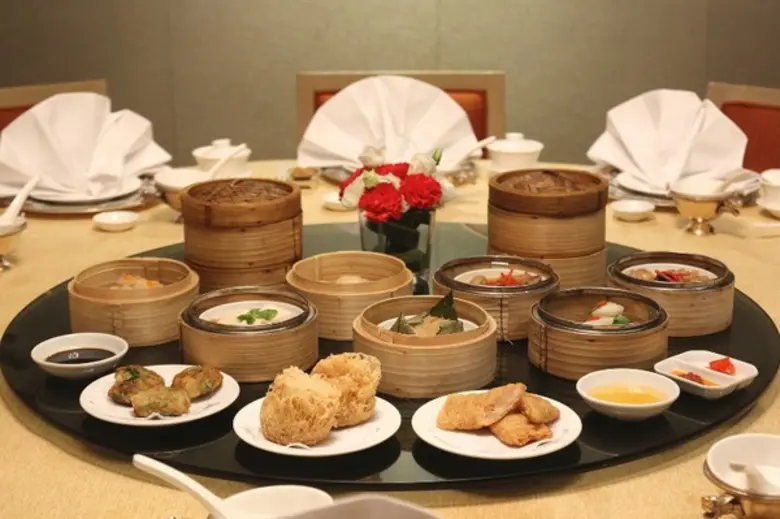 อิ่มอร่อยกับบุฟเฟต์มื้อกลางวันที่หลากหลาย...