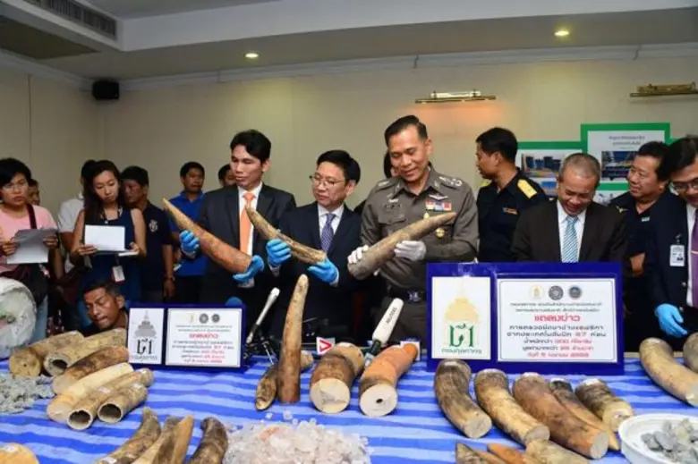 นายกุลิศ สมบัติศิริ อธิบดีกรมศุลกากร พล.ต...