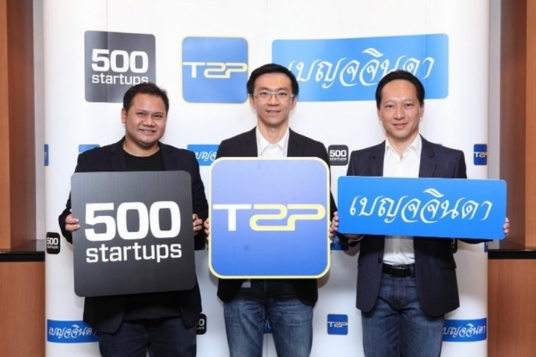 นายวิชัย เบญจรงคกุล (ขวาของภาพ) กรรมการผู...