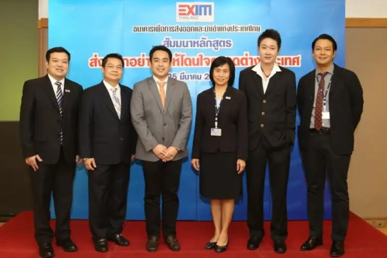 นางวรรธนา มงคลศรี (ที่ 3 จากขวา) รองกรรมก...