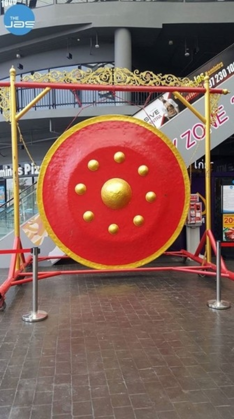 ร่วมถ่ายภาพกับฆ้องยักษ์ สรงน้ำพระพุทธรูปปางประทานพร เพื่อความเป็นสิริมงคลช่วงเทศกาลสงกรานต์ไปกับ ศูนย์การค้า เดอะแจส รามอินทรา