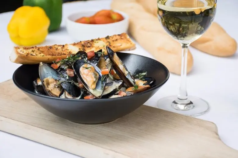 โรงแรมเมอร์เคียวพัทยาภูมิใจนำเสนอเมนูหอยแมลงภู่กับซอสสองสไตล์