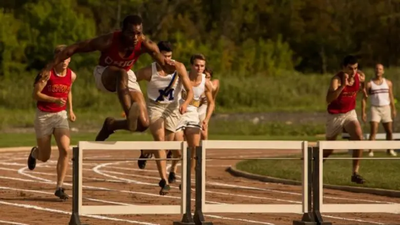 Movie Guide: เด็กหนุ่มเพียงคนเดียวที่หักหน้าฮิตเลอร์กลางคนนับหมื่น เจสซี่ โอเว่นส์ ฮีโร่โอลิมปิกตัวจริงใน "RACE ต้องกล้าวิ่ง"