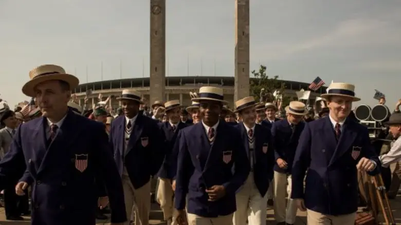 Movie Guide: เด็กหนุ่มเพียงคนเดียวที่หักหน้าฮิตเลอร์กลางคนนับหมื่น เจสซี่ โอเว่นส์ ฮีโร่โอลิมปิกตัวจริงใน "RACE ต้องกล้าวิ่ง"