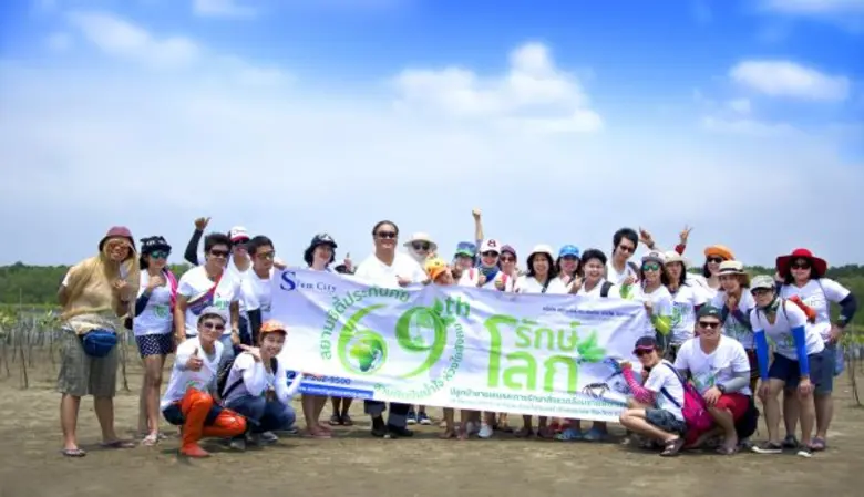 นายคมสัน ทองตัน รองกรรมการผู้จัดการ และนา...