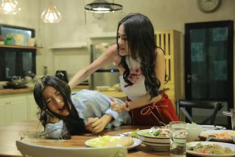 'กิ๊บซี่’ เดือดสุด!! ราดแกงกะหรี่รดหัว 'สายป่าน’