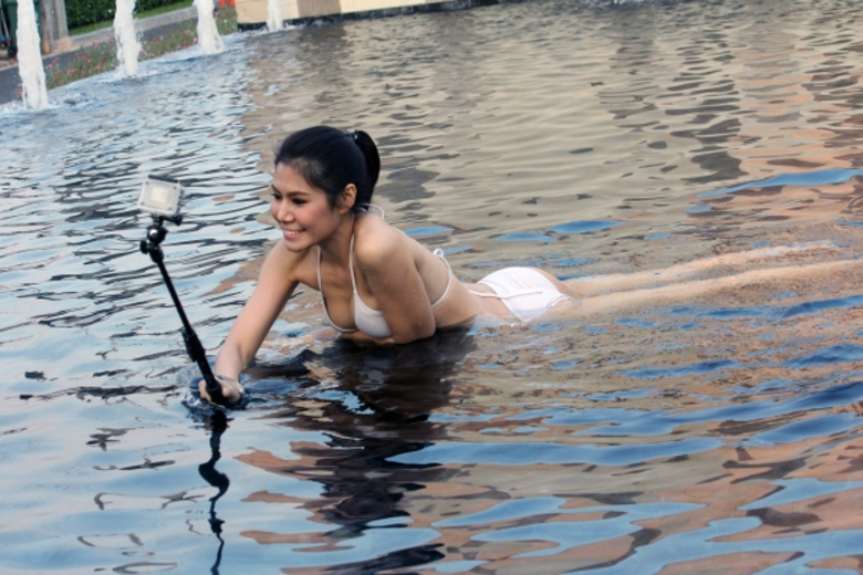 Gossip News: น้ำฝน ทวีพร คลายร้อน ซ้อนรูป