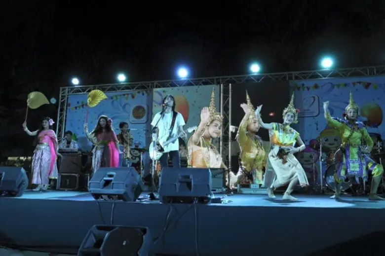 ถือว่าเป็นศิลปินที่มักจะออกงานเพื่อสังคมต...