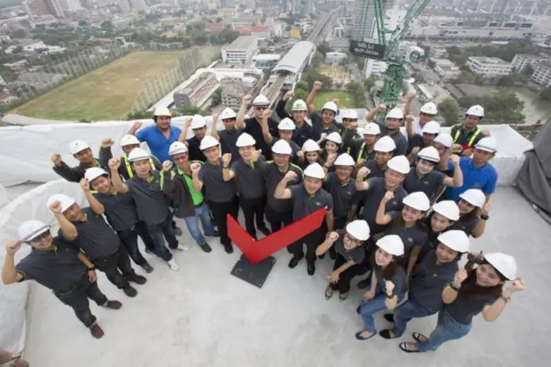 คุณธัญลักษณ์ นันท์ธนาวรสิริ (ที่ 3 จากขวา...