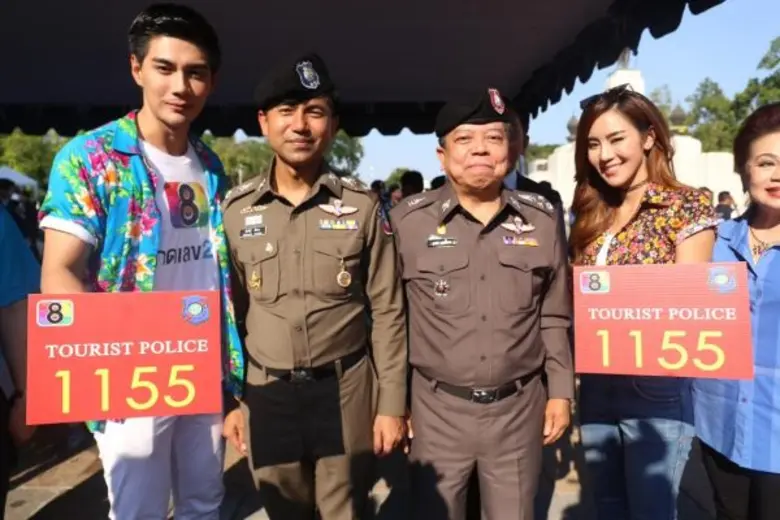 ตร. ท่องเที่ยว นำดาราช่อง8 ขนมจีน-มังกร รณรงค์สงกรานต์ปลอดภัย จัดพิธีปล่อยแถว สร้างความเชื่อมั่น นักท่องเที่ยว