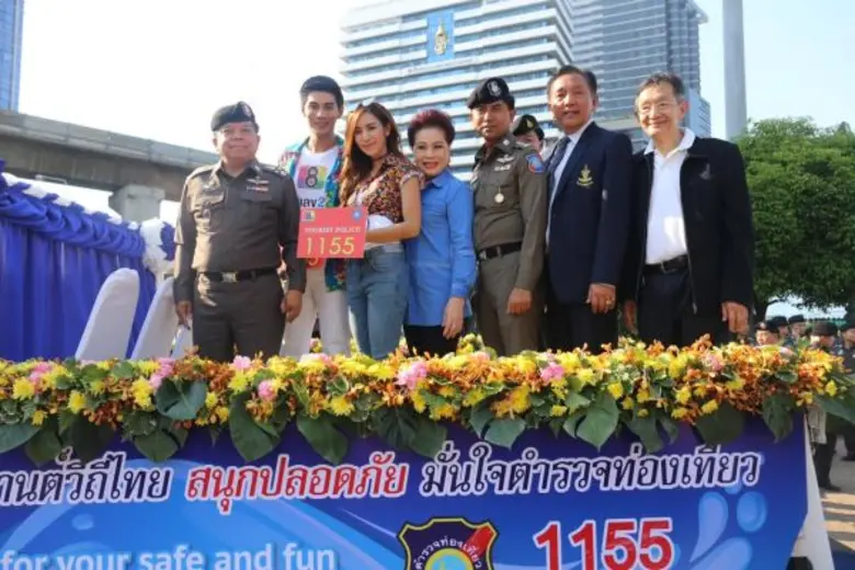 ตร. ท่องเที่ยว นำดาราช่อง8 ขนมจีน-มังกร รณรงค์สงกรานต์ปลอดภัย จัดพิธีปล่อยแถว สร้างความเชื่อมั่น นักท่องเที่ยว